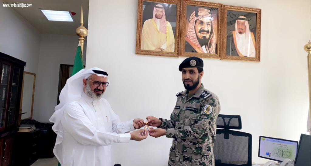 تسلم درع تراحم ووسام التميز لسعادة مدير سجن الباحة المقدم سهيل عبدالله نائب رئيس لجنة رعاية السجناء بمنطقة الباحة الأستاذ فهد غرسان