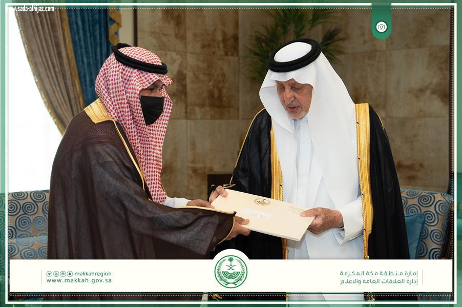 أمير مكة يكرم عددًا من رجال الأمن وضباطًا وأفرادًا بـمكافحة المخدرات