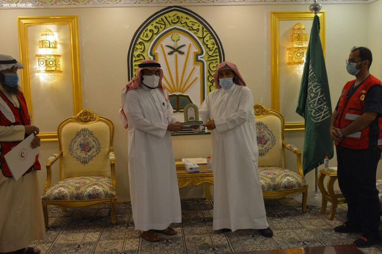 المدخلي يُكرّم متطوعي هيئة الهلال الأحمر بجازان