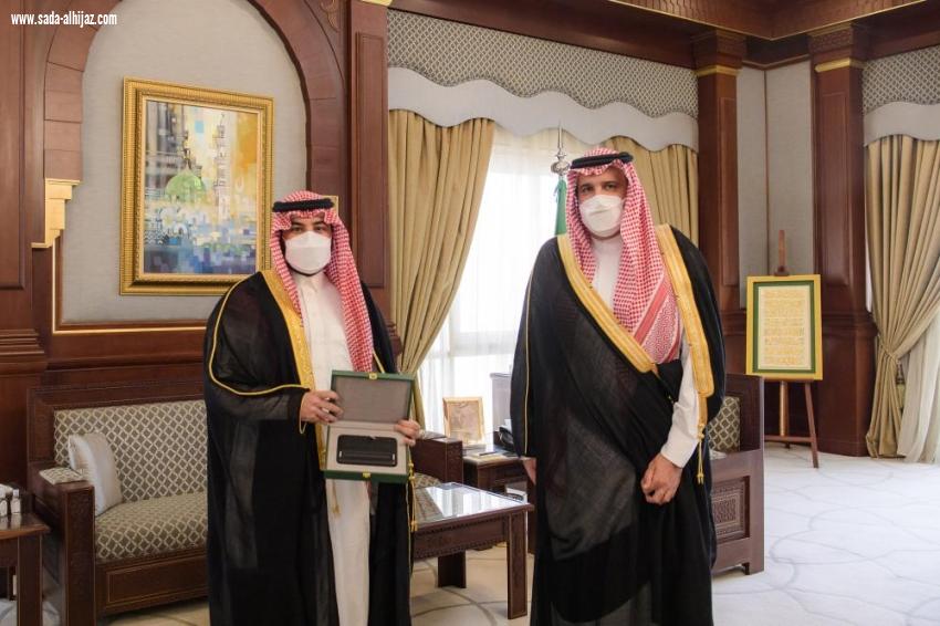 أمير المدينة يشيد بجهود مبتكر المصحف الإلكتروني للمكفوفينيخدم ٨ ملايين مسلم كفيف حول العالم