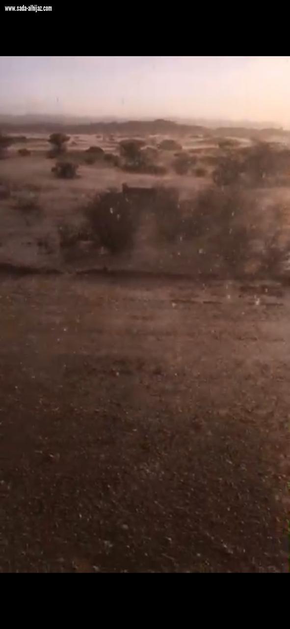 أمطار على مركز قيا بجنوب الطائف مصحوبة بالبرد