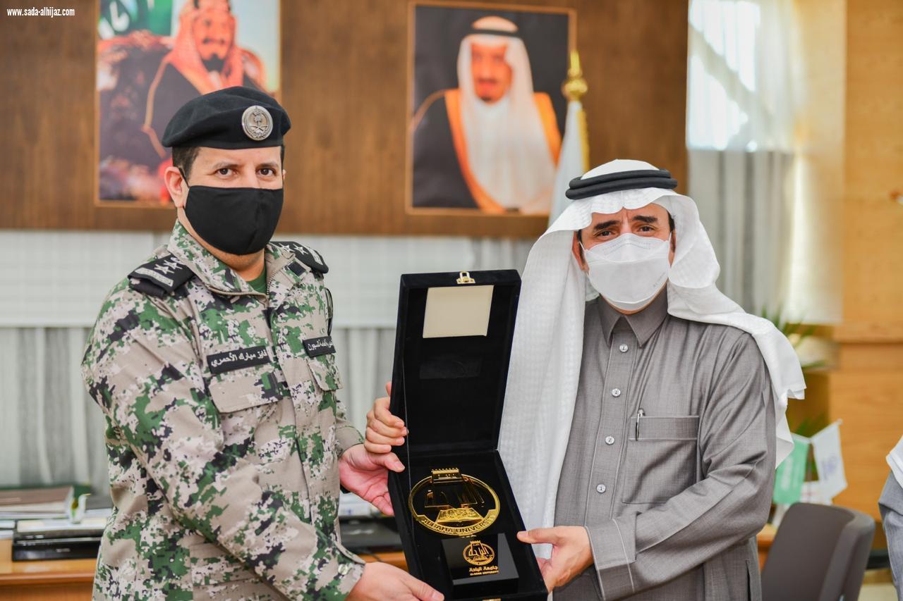 رئيس جامعة الباحة يلتقي بمدير عام السجون بالمنطقة