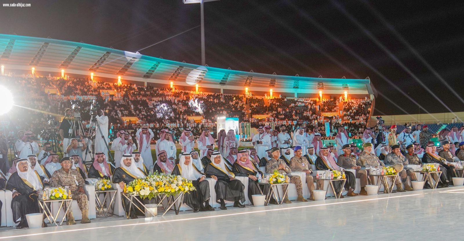 أمير منطقة تبوك يرعى حفل تخريج الدفعة الـ 19 من طلاب وطالبات جامعة تبوك  