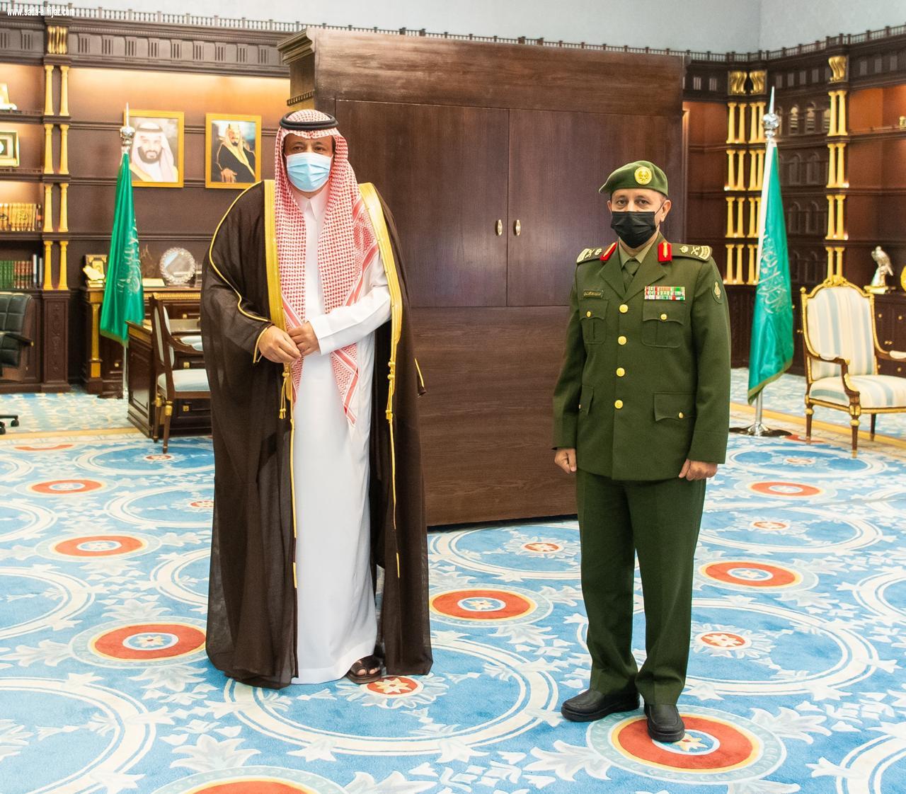 سمو أمير الباحة يقلد مدير جوازات الباحة رتبته الجديدة لواء