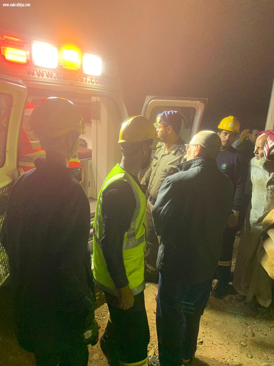 فرق الدفاع المدني تنقذ مواطن سقط من جبل ورقان بمحافظة بدر