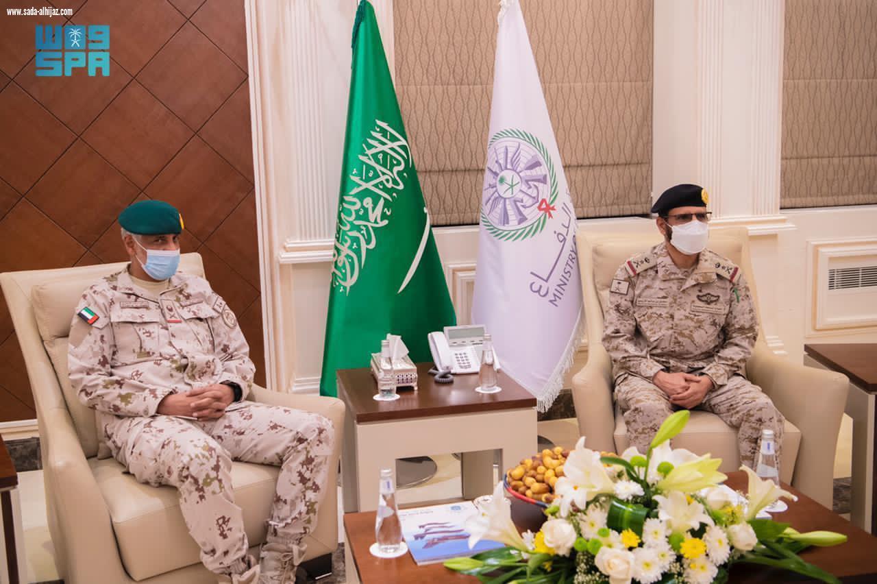 نائب رئيس هيئة الأركان العامة يلتقي قائد العمليات المشتركة الإماراتية