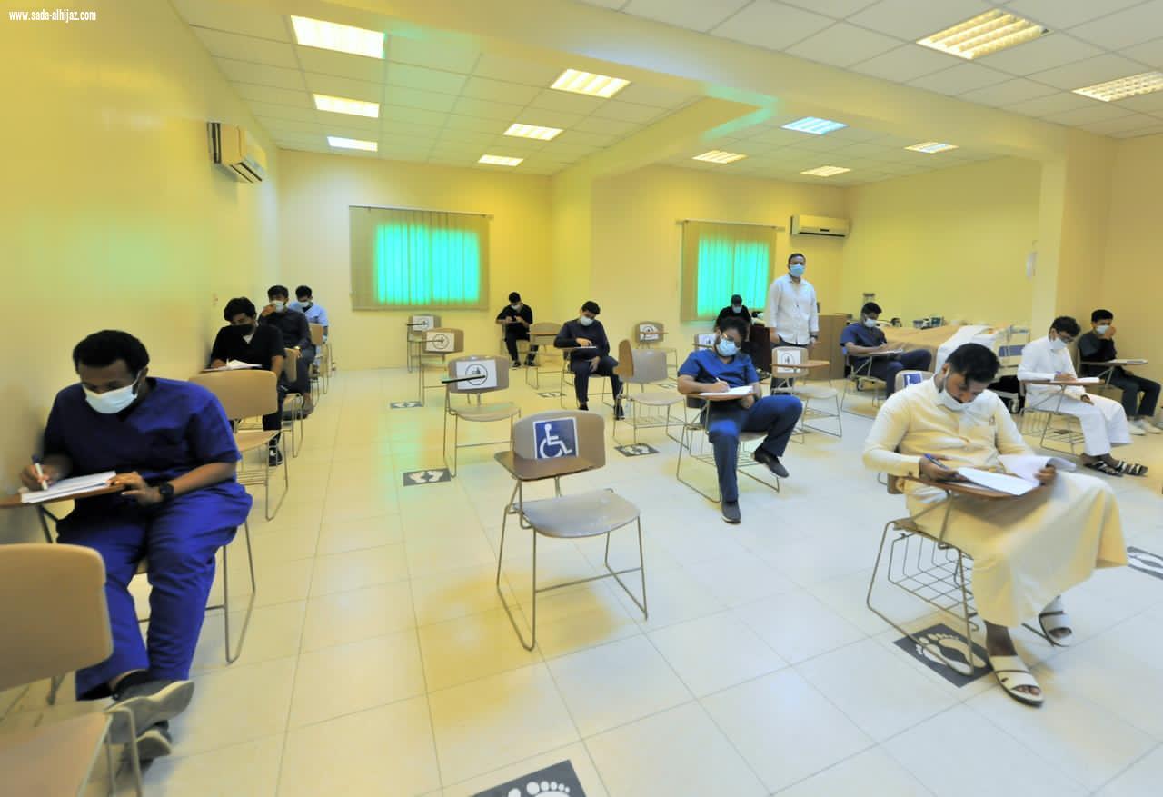 وسط تطبيق للإجراءات الاحترازية والتدابير الوقائية طلبة جامعة جازان يواصلون اختباراتهم النهائية