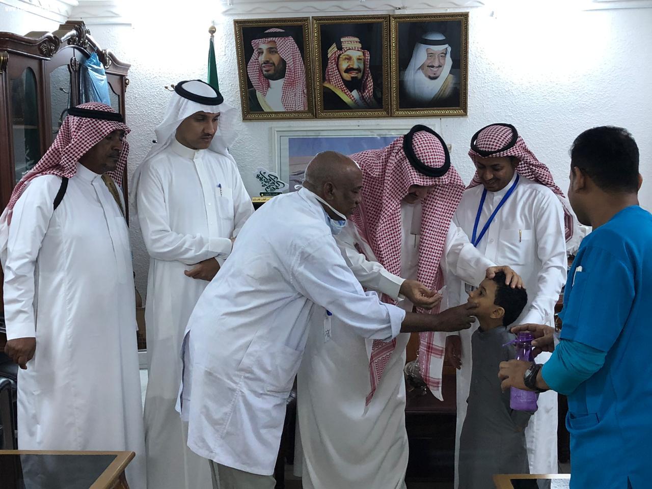 تدشين حملة شلل الأطفال لعام ١٤٤٠ بالطوال من قبل محافظ الطوال الدوسري