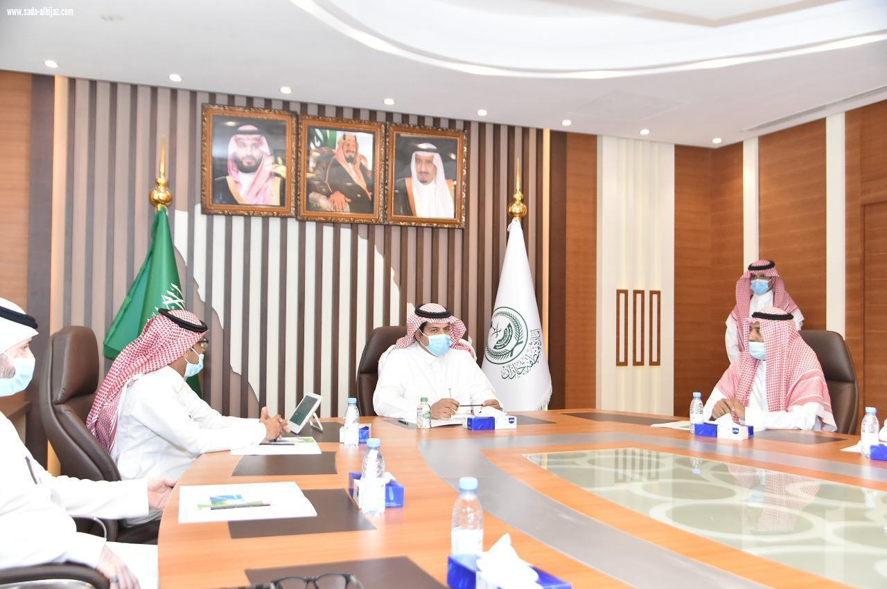 وكيل إمارة جازان يجتمع بوفد إمارة المدينة المنورة للاطلاع على نظام الطاقة الشمسية البديلة بالإمارة،