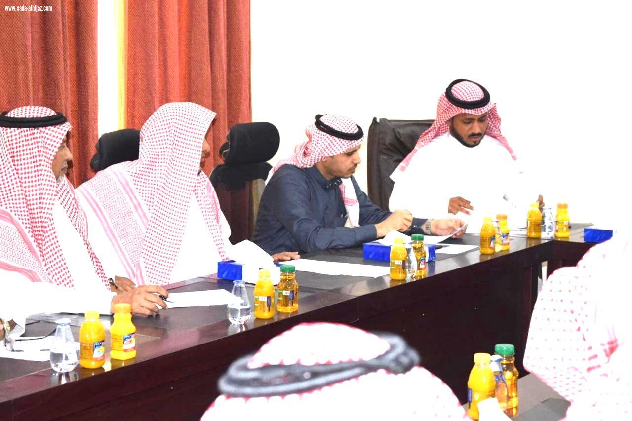 محافظ بيش يرأس إجتماع المجلس المحلي