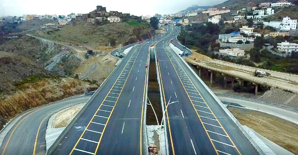 سمو أمير المنطقة وبحضور معالي وزير النقل .. يعلن تدشين مشروع ازدواج طريق الباحة - الحزم – المطار