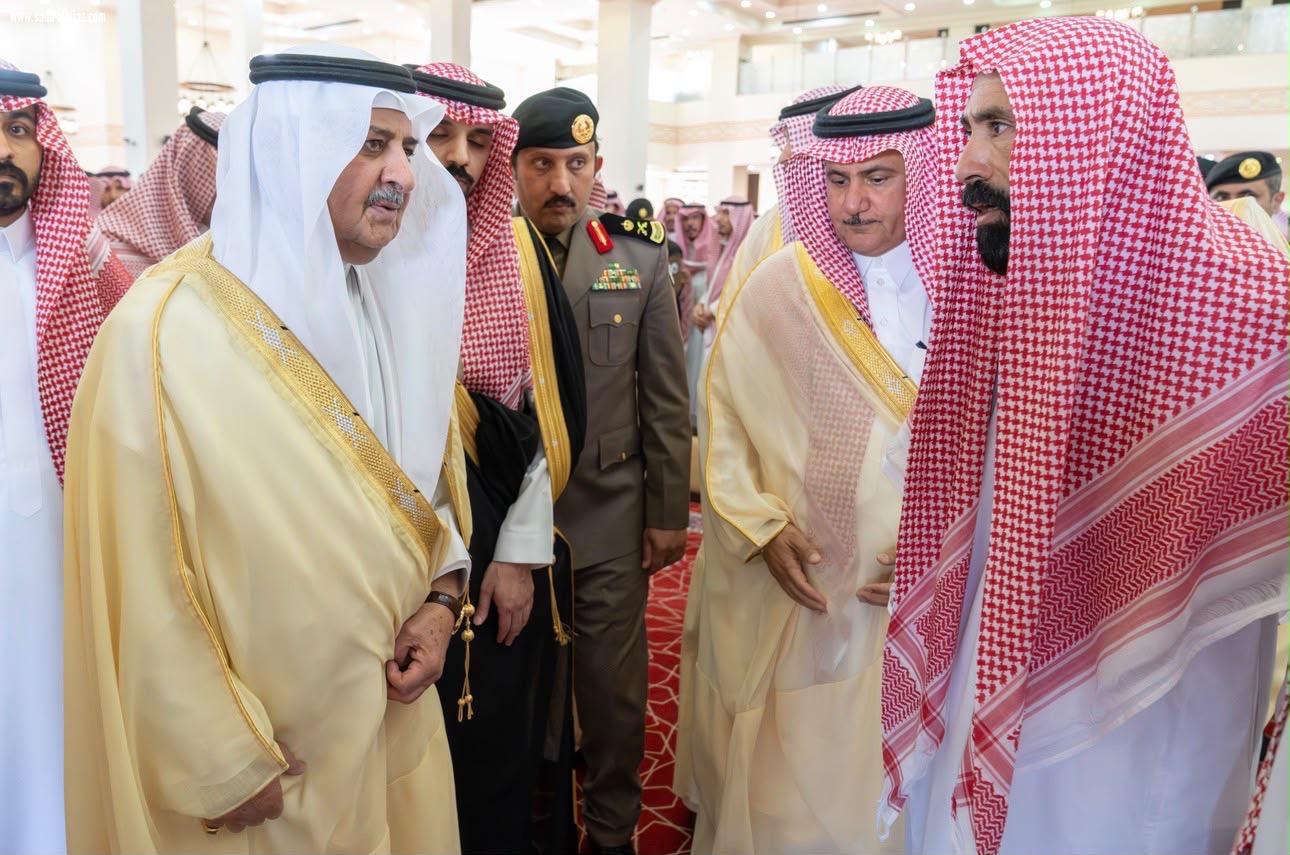 أمير منطقة تبوك ونائبه يؤديان صلاة الميت على الشيخ جزاع بن كريم العطيات