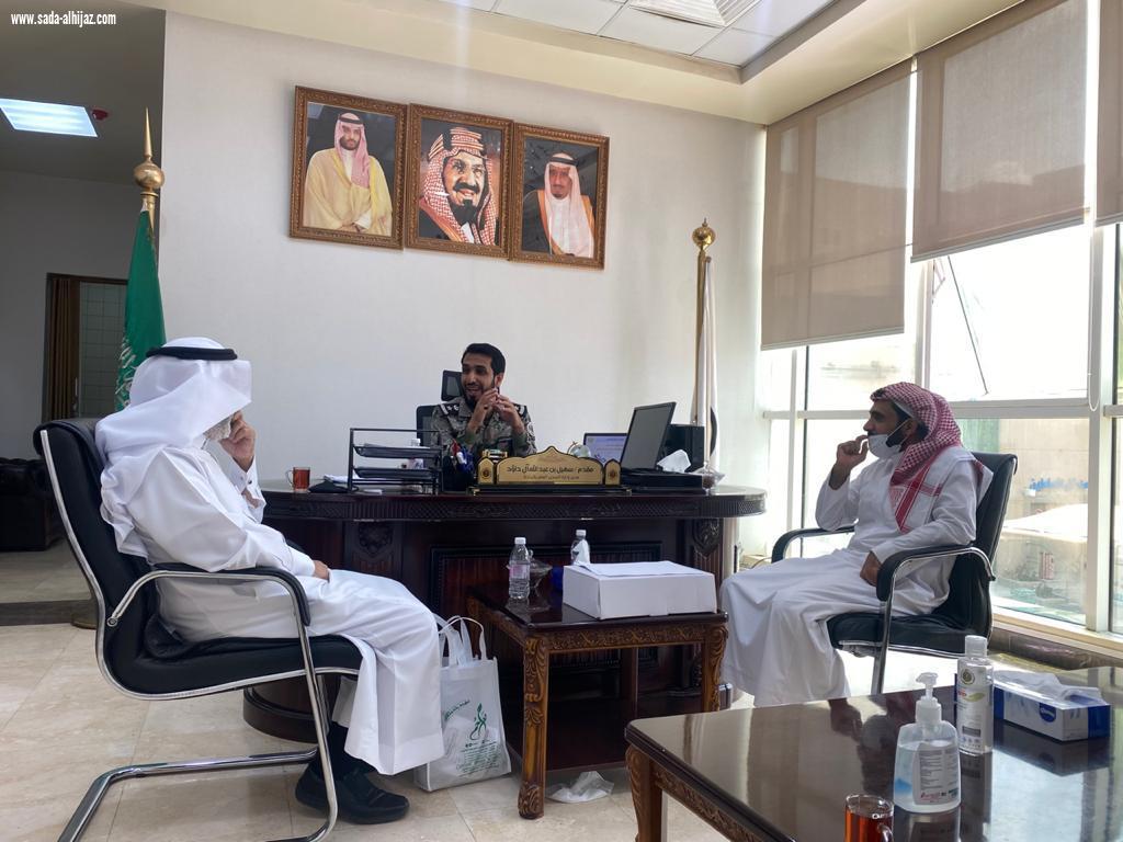 تسلم درع تراحم ووسام التميز لسعادة مدير سجن الباحة المقدم سهيل عبدالله نائب رئيس لجنة رعاية السجناء بمنطقة الباحة الأستاذ فهد غرسان