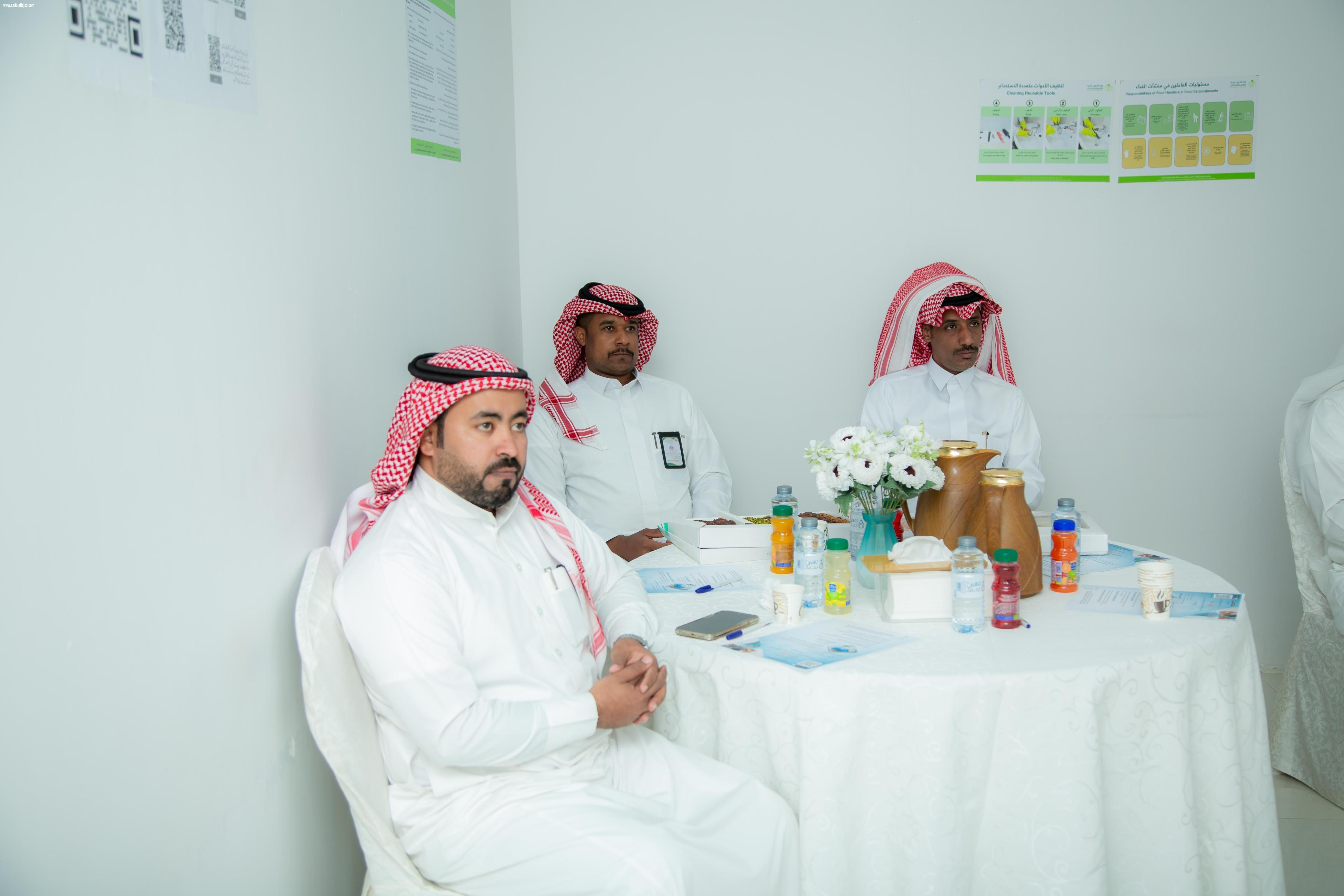 أمانة منطقة تبوك تنظم ورشة عمل حول البرنامج التثقيفي الصحي للعاملين في منشآت الغذاء والصحة العامة  