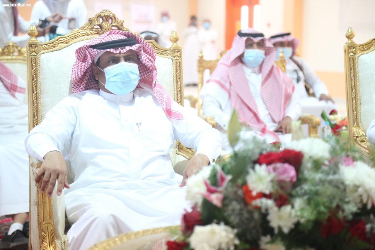 محافظ بيش يتفقد المشاريع المدرسية ويطلع على تقرير منصة مدرستي