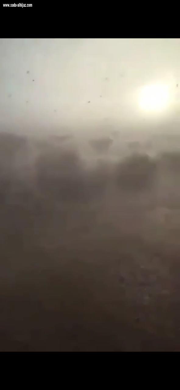 أمطار على مركز قيا بجنوب الطائف مصحوبة بالبرد