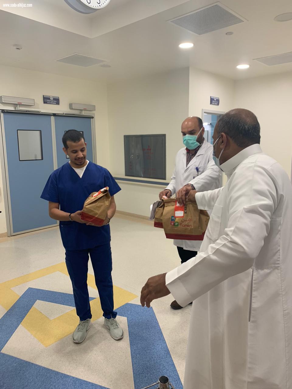 جمعية اليقظة النسائية الخيرية تقدم 100 وجبة سحور لمناوبين الصحة