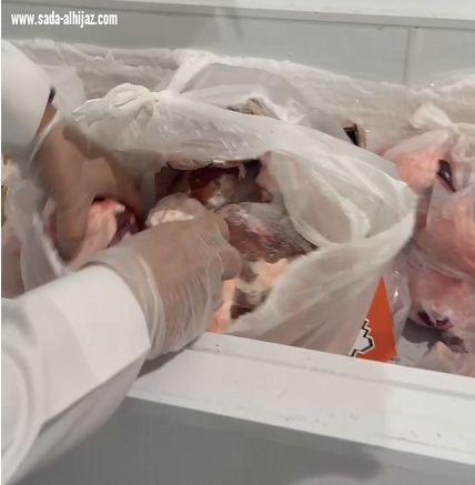 أمانة تبوك تضبط منزلًا لتخزين لحوم مجهولة المصدر، وتصادر 400كجم