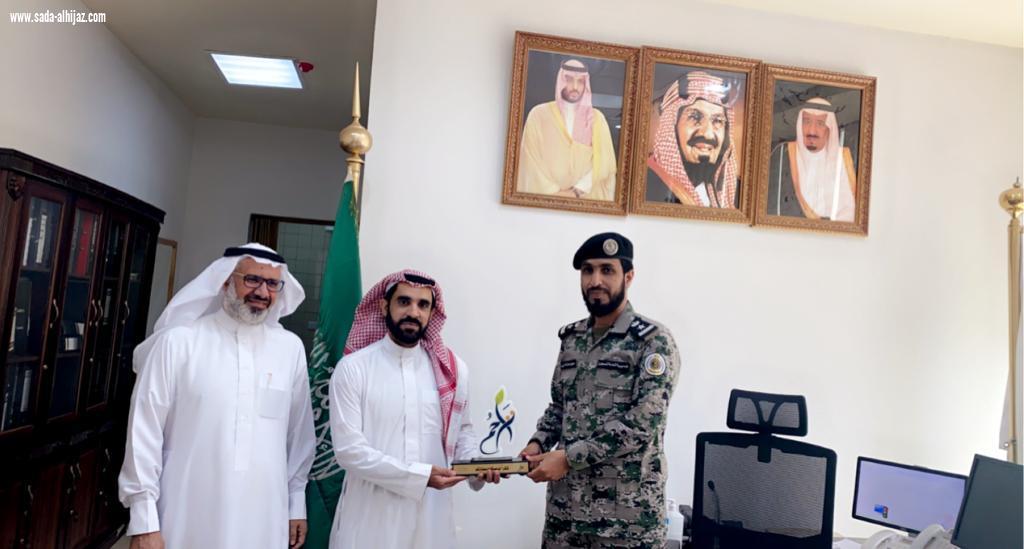تسلم درع تراحم ووسام التميز لسعادة مدير سجن الباحة المقدم سهيل عبدالله نائب رئيس لجنة رعاية السجناء بمنطقة الباحة الأستاذ فهد غرسان