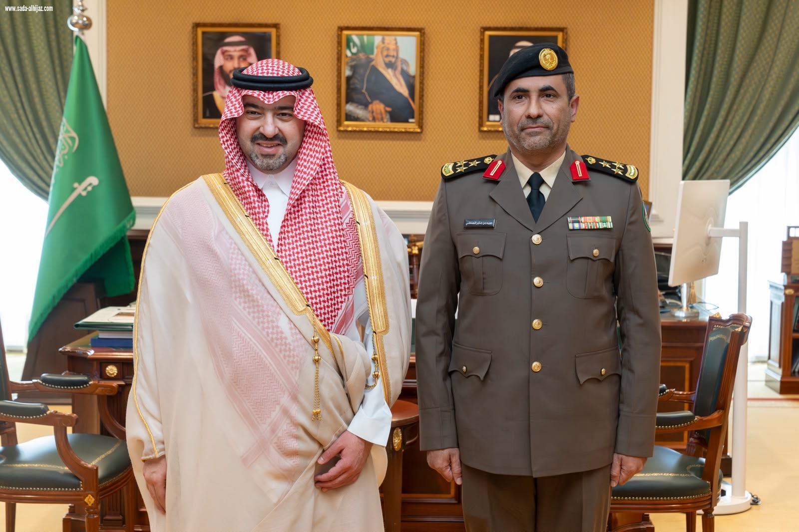 نائب أمير منطقة تبوك يستقبل مدير شرطة المنطقة ويقلد نائب مدير الشرطة ومدير المرور بالمنطقة رتبهم الجديدة  