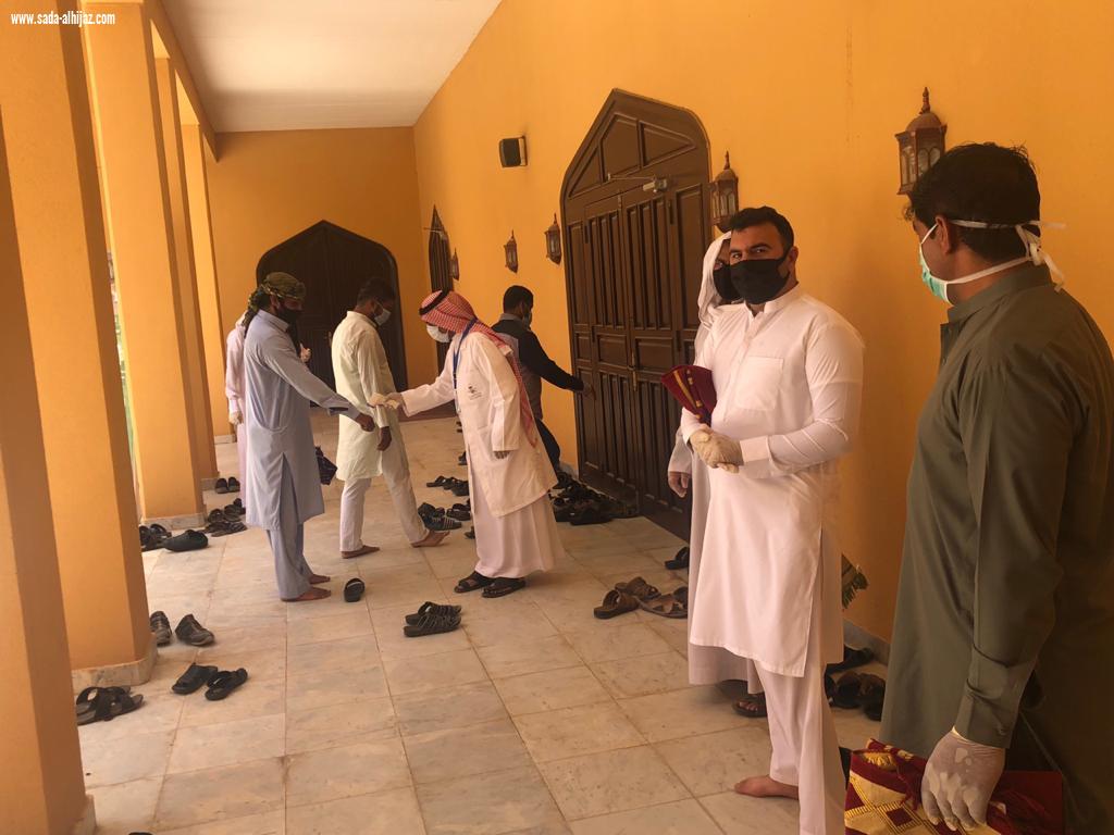 جوامع ومساجد محافظة تيماء تستقبل المصلين لصلاة الجمعة وسط منظومة من الإجراءات الوقائية والاحترازية 