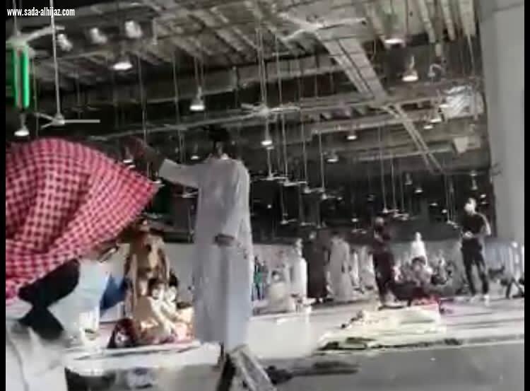 أمن الحرم المكي يلقي القبض على شخص يحمل سلاحًا أبيض ويردد عبارات مؤيدة لجماعات إرهابية