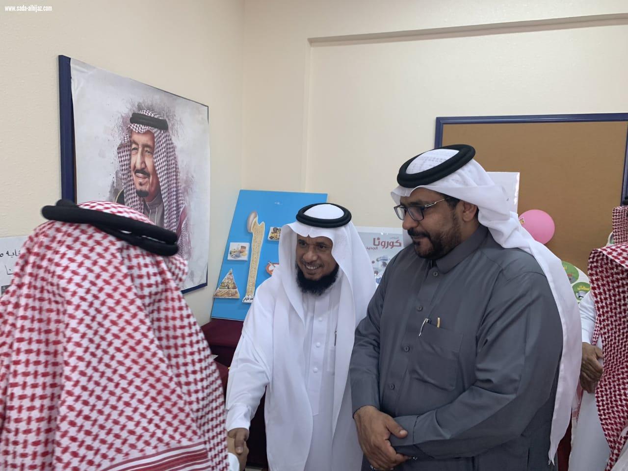 محافظ العيدابي الظافري يدشن معرض التوعية الصحية لفيروس اكرونا بتعليم العيدابي 