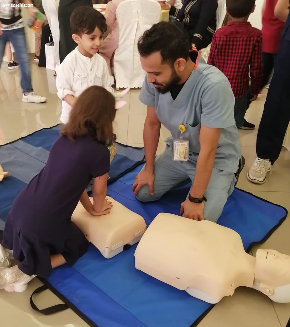 مستشفى الملك فهد يدرب ٤٥٠ متسوق على الانعاش الرئوي