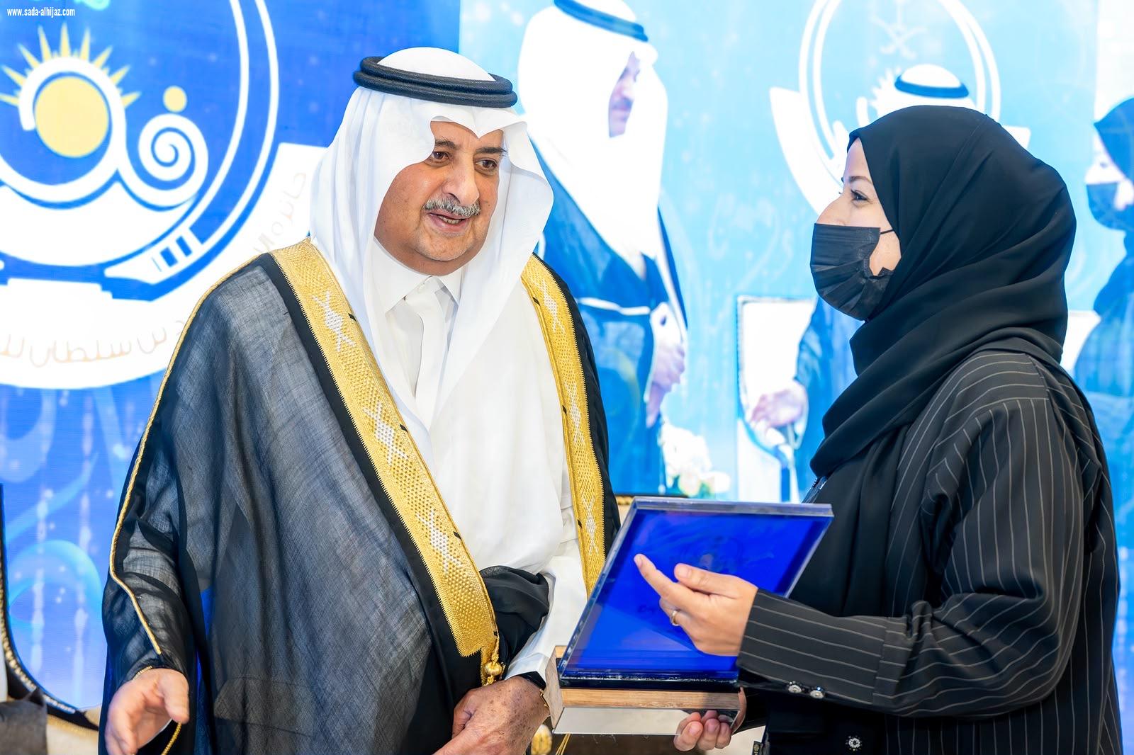 أعلن سموه عن تكفل الجائزة للفائزين بها في المجال الطبي الراغبين في إنشاء عياداتهم الخاصة بتحمل نصف تكاليف التأسيس  .. أمير تبوك يرعى حفل جائزة سموه للتفوق العلمي والتميز في عامها الـ39  
