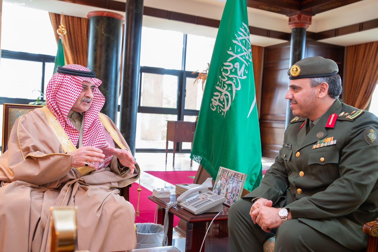 أمير تبوك يتسلم التقرير السنوي لجوازات المنطقة   