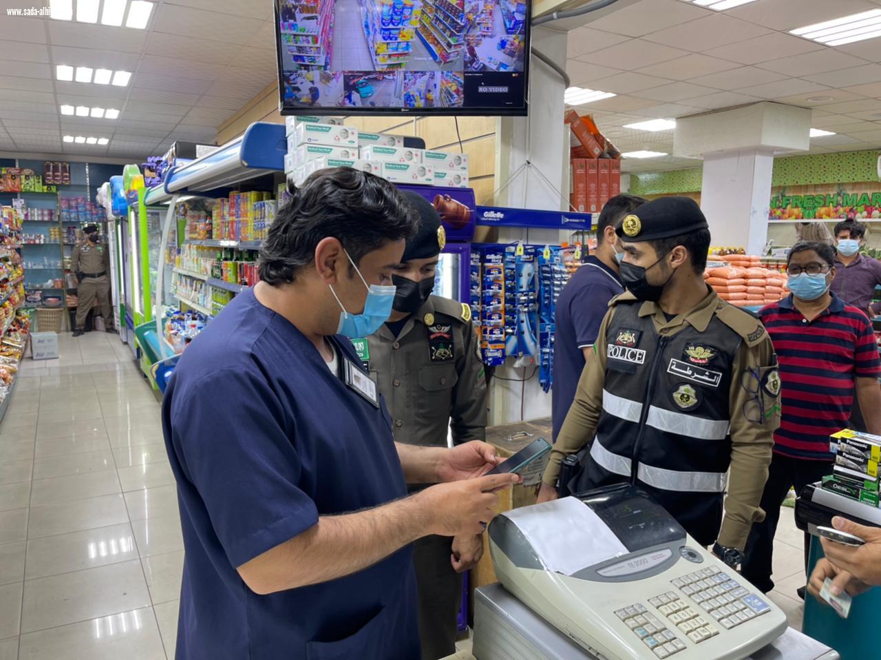 بلدية الخبر تغلق 21 منشأة مخالفة للتدابير الصحية بمشاركة مع الشرطة والصحة والموارد البشرية