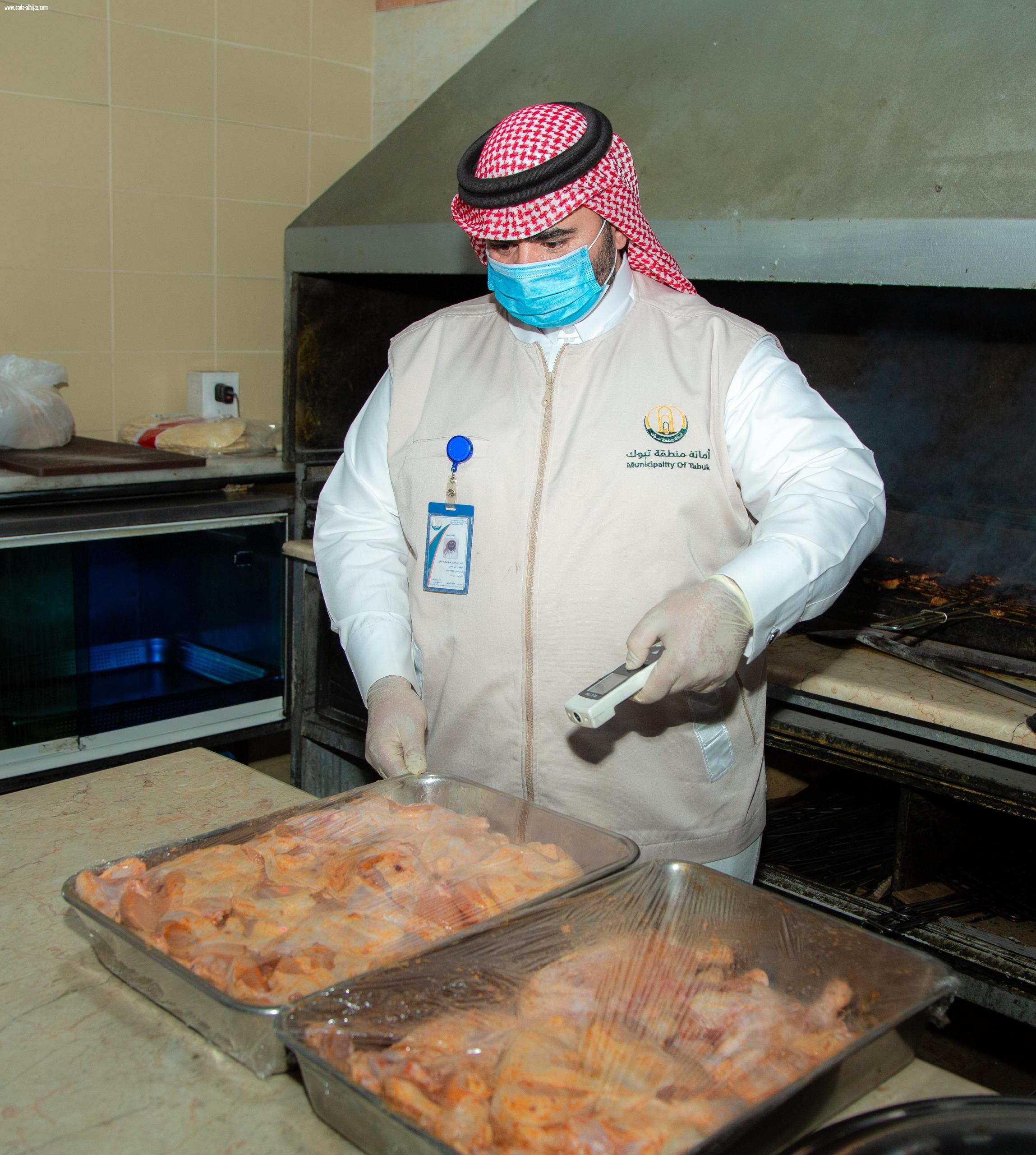 مختبر أمانة تبوك لسلامة الغذاء يقوم بأكثر من عشرة آلاف اختبار للأغذية والمشروبات  