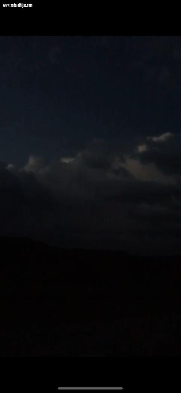 أمطار على مركز قيا بجنوب الطائف مصحوبة بالبرد