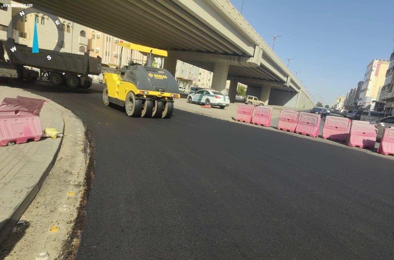 كشط وإعادة سفلتة أكثر من 50 ألف متر مربع من طرقات تبوك