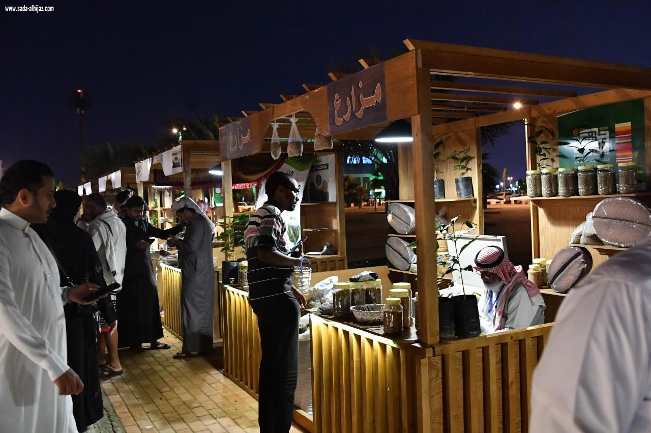 فعاليات البن تجمع المزارعين ورواد الأعمال على طرفي الشارع الثقافي بجازان