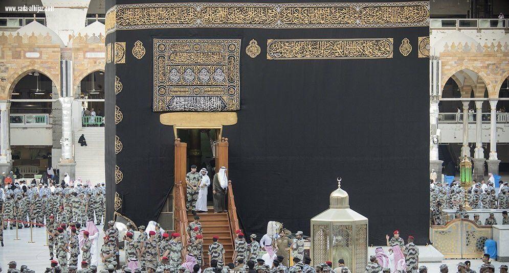 نيابة عن خادم الحرمين الشريفين...أمير مكة يتشرف بغسل الكعبة المشرفة