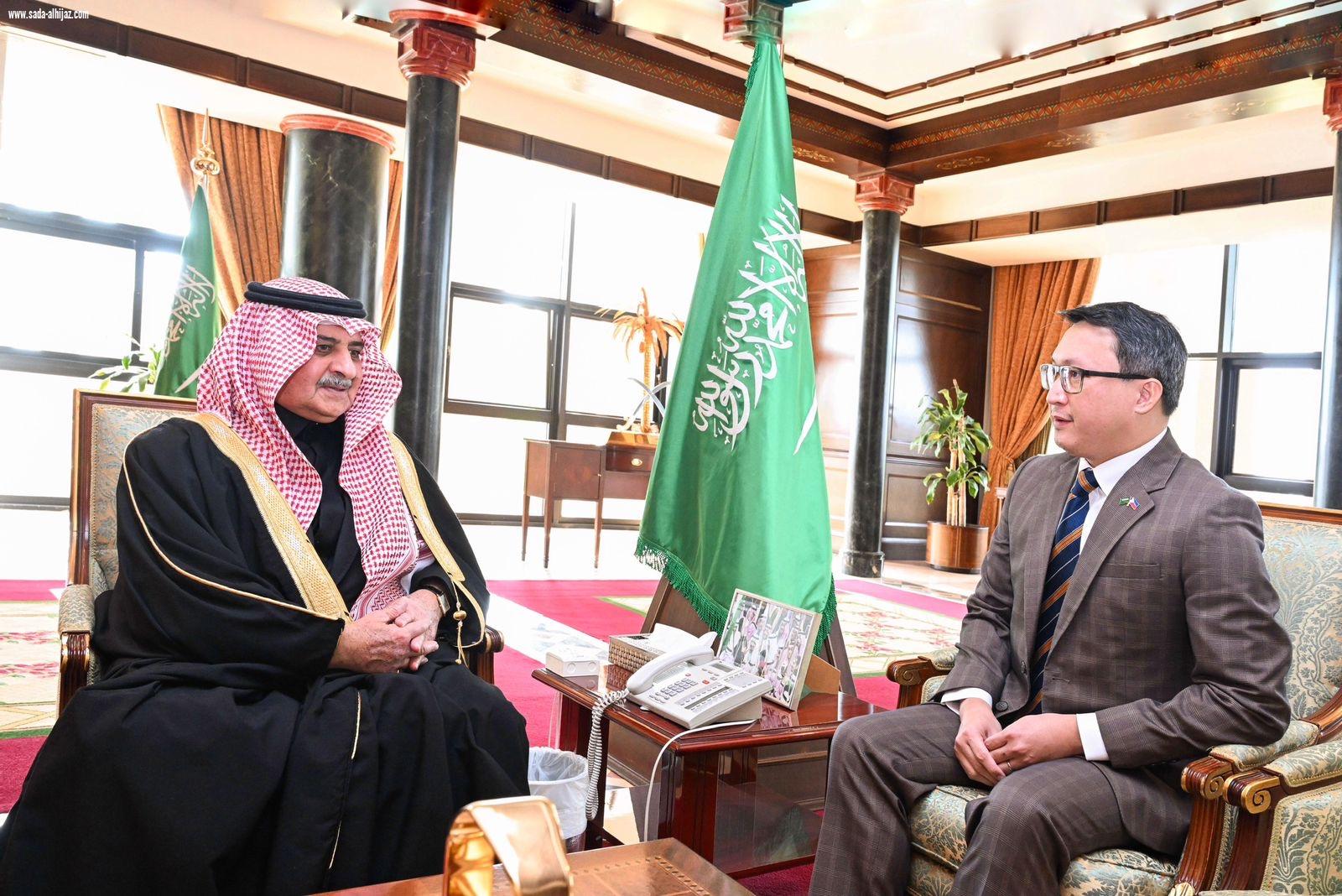 أمير تبوك يستقبل القنصل العام لجمهورية الفلبين  