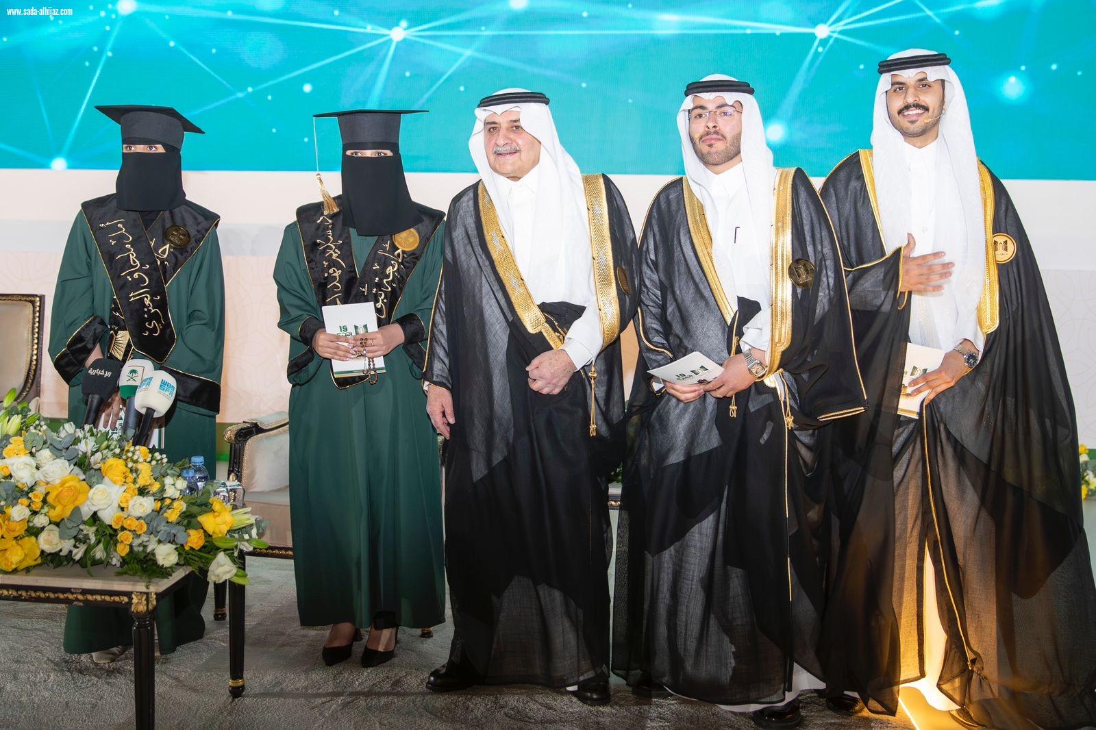 أمير منطقة تبوك يرعى حفل تخريج الدفعة الـ 19 من طلاب وطالبات جامعة تبوك  