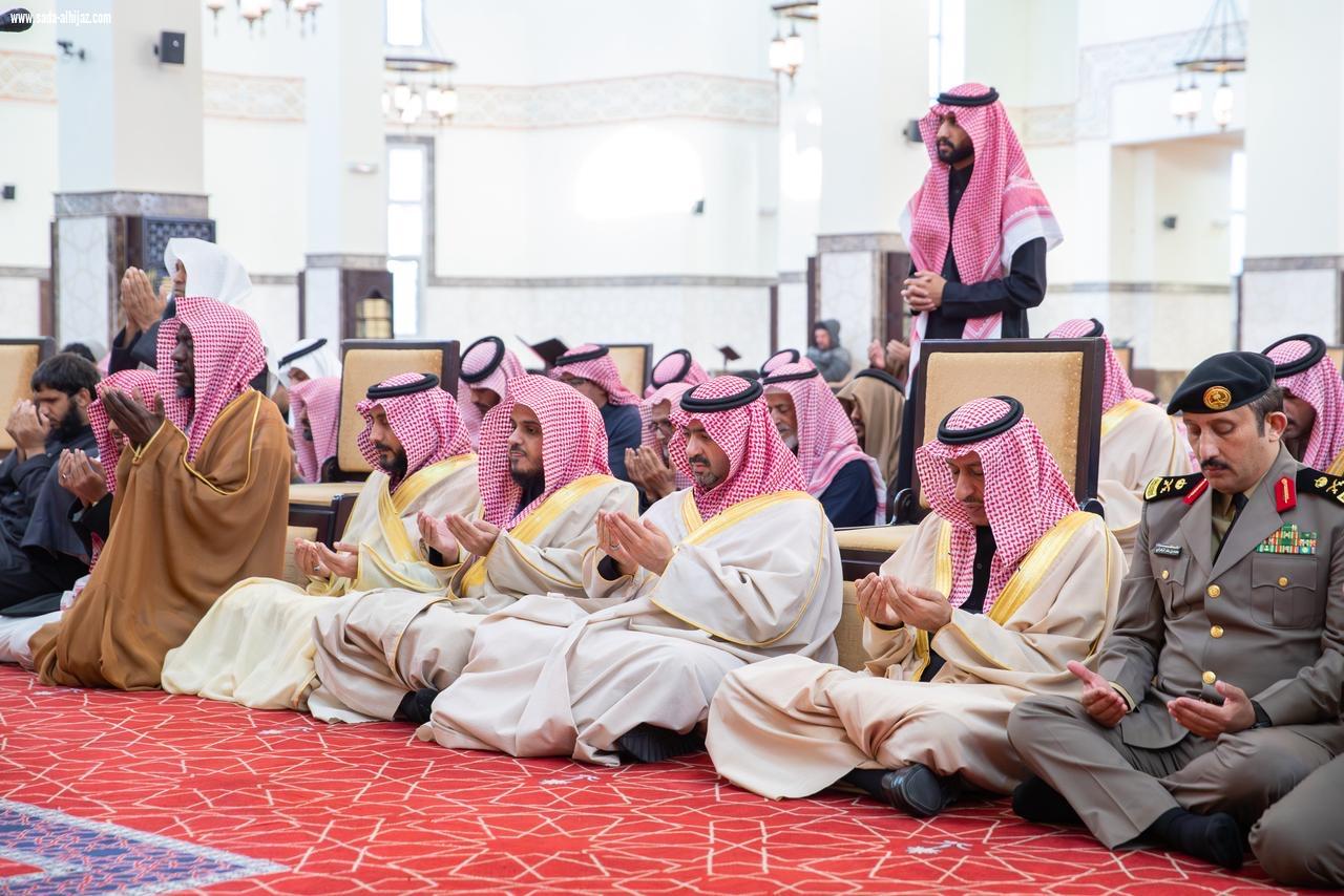 نائب أمير منطقة تبوك يؤدي صلاة الاستسقاء  