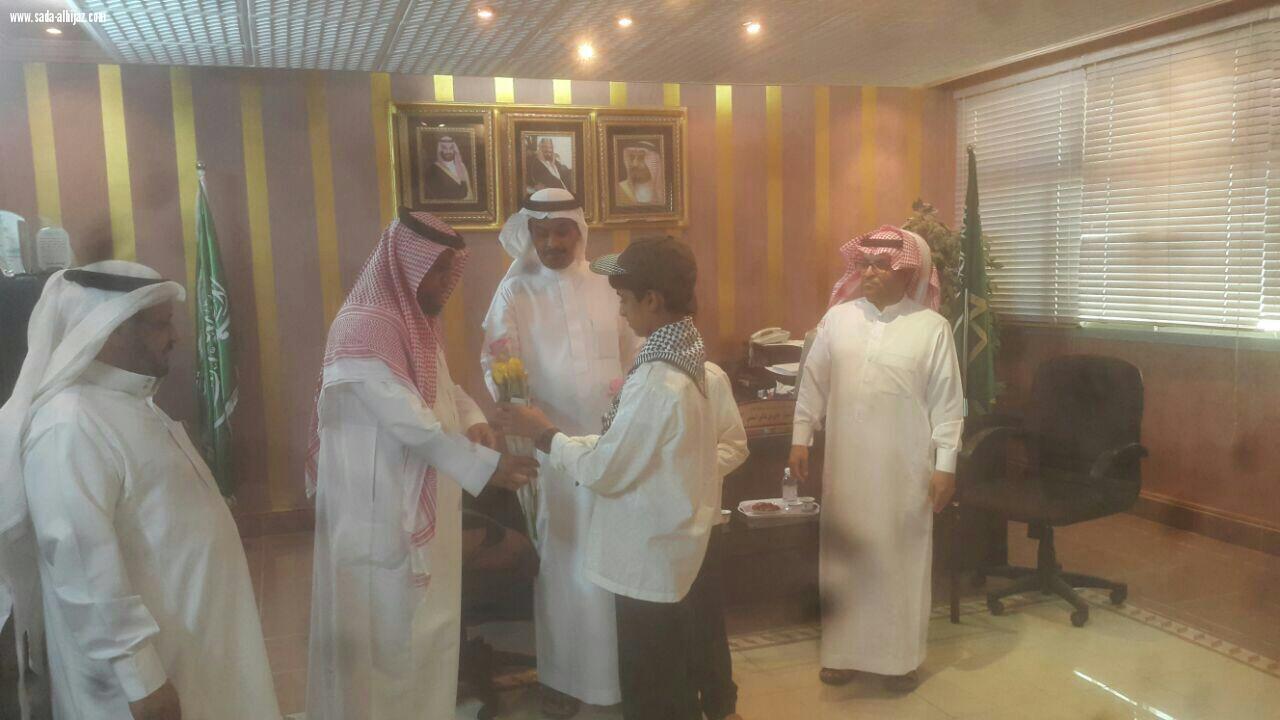 قائد مدرسة قيس بن الهيثم والقائد الكشفي في زيارة لمدير مكتب التعليم بمحافظة الكامل