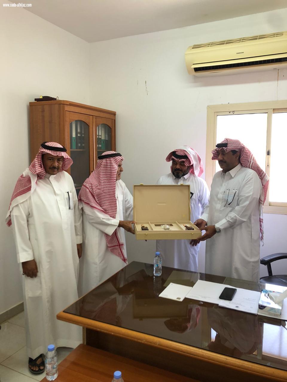 حرص سعادة رئيس مركز الشعراء الاستاذ غرم بن خضران الصغير على زيارة مكتب الخدمات البلدية بالشعراء 