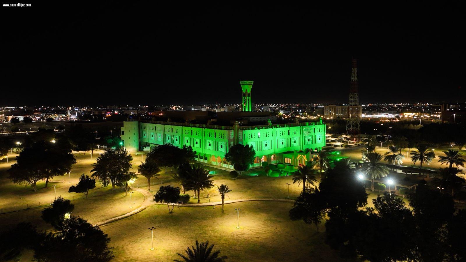 مبنى إمارة منطقة تبوك يتزين باللون الأخضر وراية التوحيد احتفاءً بيوم العلم 