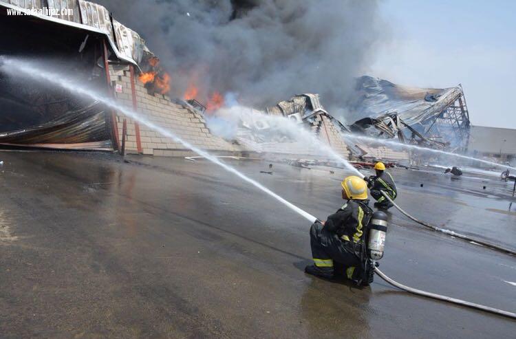 الدفاع المدني يسيطر على حريق بمصنع كيماويات بجدة ..