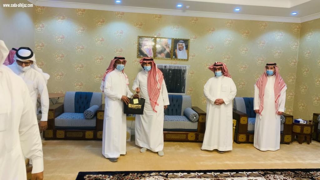 محافظ ضمد  يكرم مدير شرطة المحافظة السابق