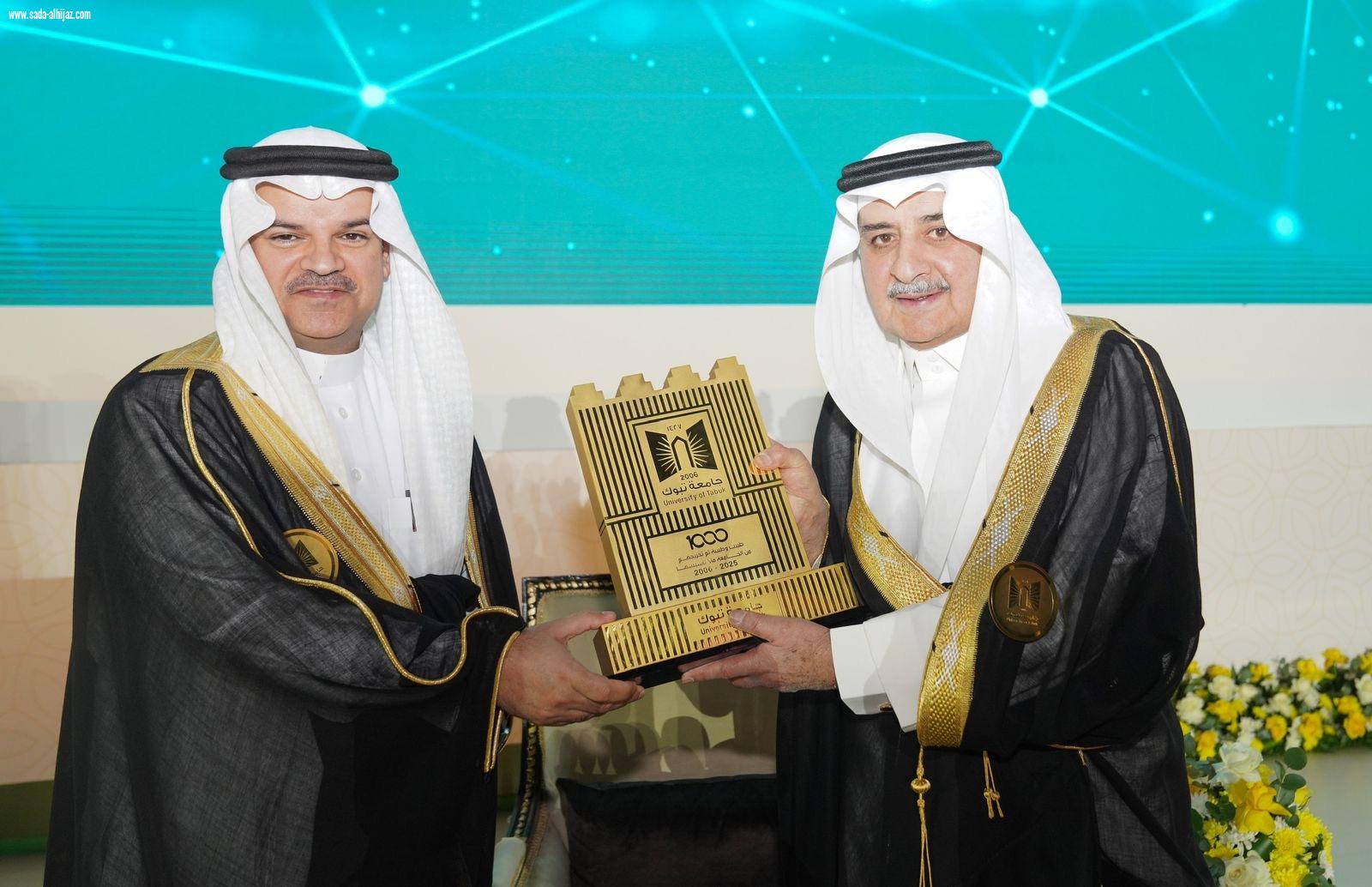 أمير منطقة تبوك يرعى حفل تخريج الدفعة الـ 19 من طلاب وطالبات جامعة تبوك  