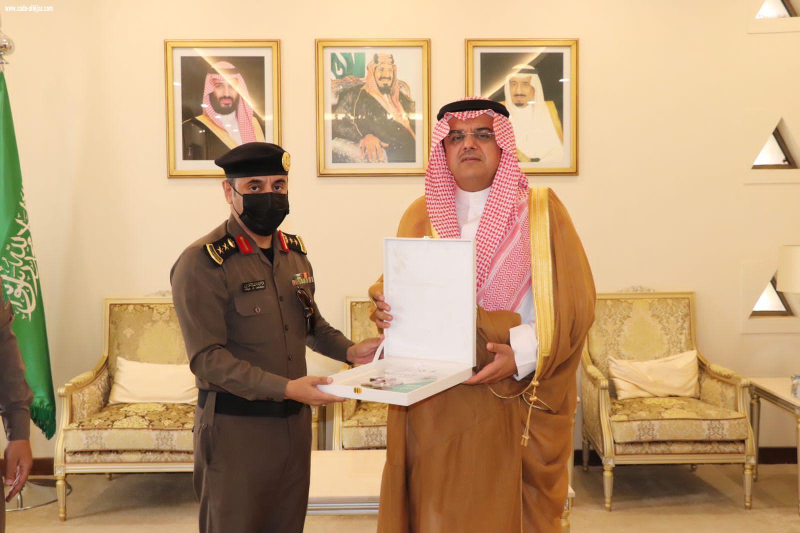 الأمير منصور بن محمد  يطلع على التقرير السنوي لمرور حفرالباطن 