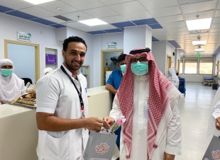 مستشفى الملك فهد بالمدينة يعايد المرضى والموظفين ويطلق مبادرة  خدمة وإبتسامة 