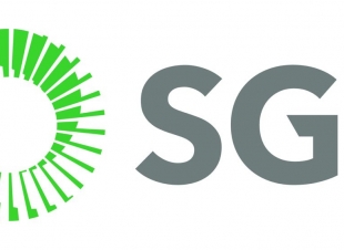 الرئيس التنفذي للشركة السعودية للخدمات الأرضية يكرم آحد موظفين لإمانته