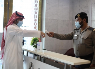 إدارة الوقاية البيئية ومكافحة الأوبئة تكثف عمليات التعقيم لمبنى الرئاسة و مرافقه