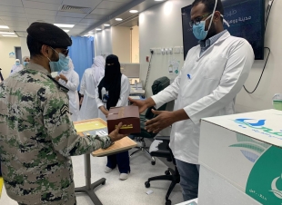 ادارة السجون بمحافظة الطائف تقدم وجبات الإفطار لأبطال الصحة .